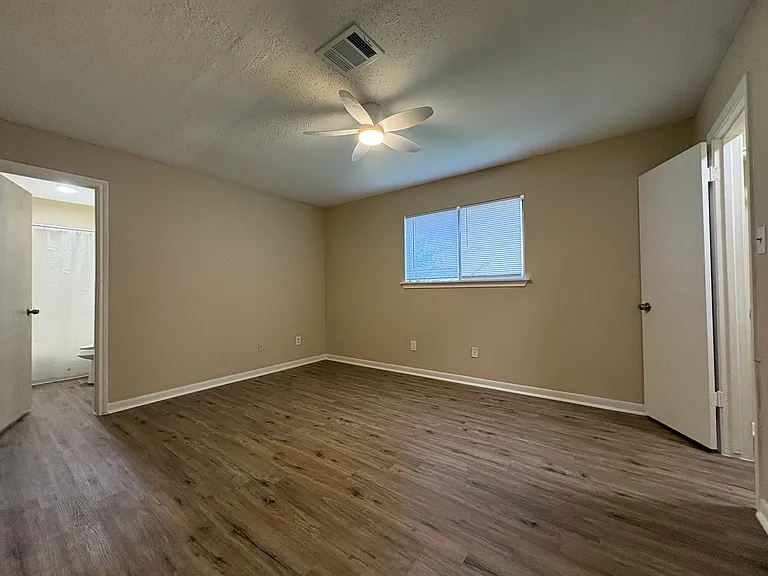 3221 Hirschfield Rd #B — Photo 8