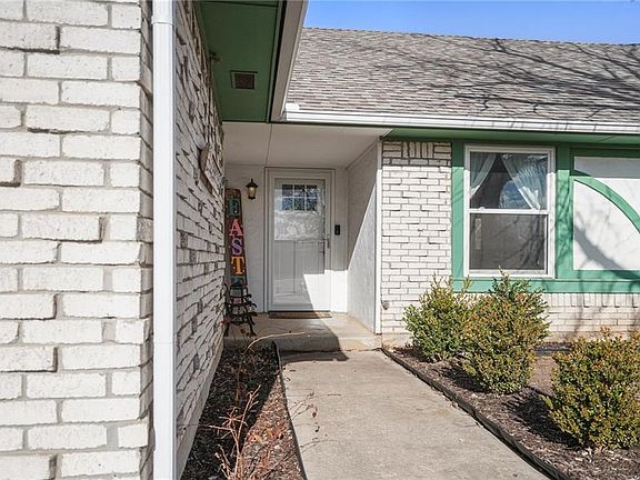 4th image of 1029 Arlington Dr