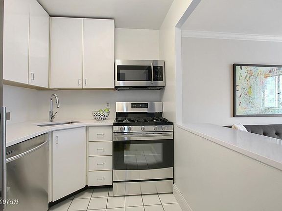 3rd image of 211 W 71st St APT 9D