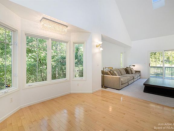 5th image of 2084 Liberty Hts