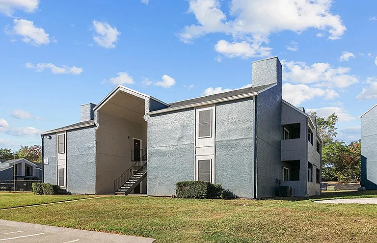 Hollytree Apartments — Photo 13