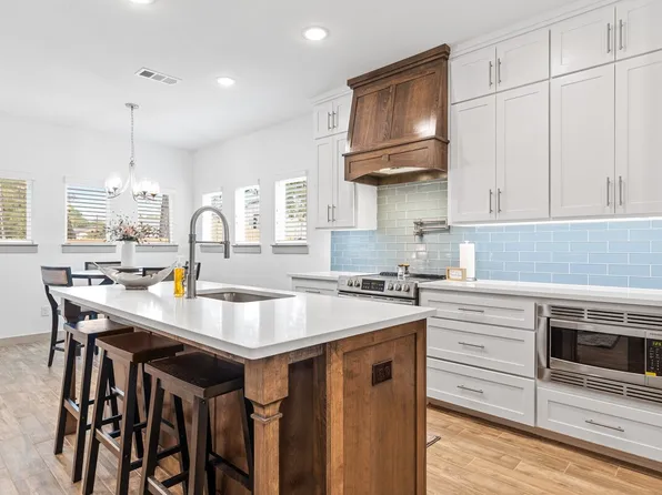 696 N Center St, Arlington, TX 76011