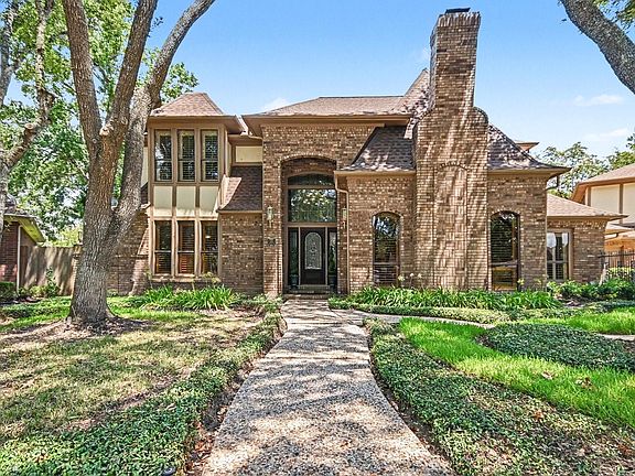 2nd image of 315 Oakview Cir