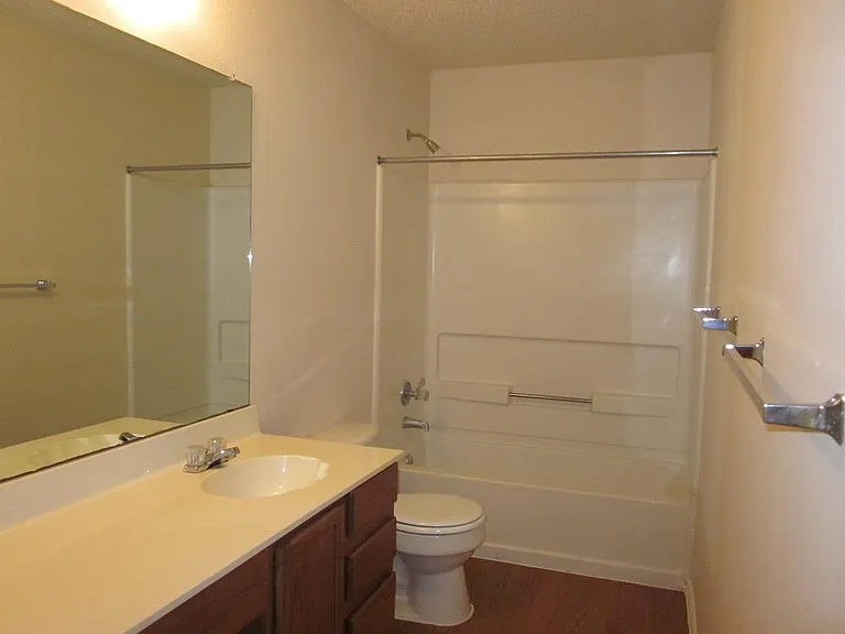 1102 Comfort St — Photo 16