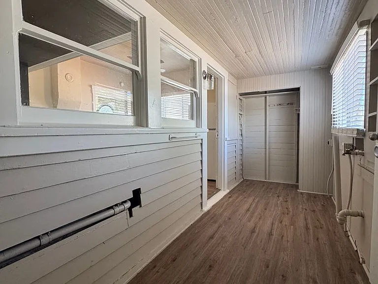 513 E Walnut St — Photo 16