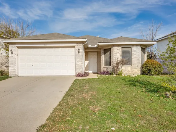 1028 Triple Crown Dr, Fort Worth, TX 76179