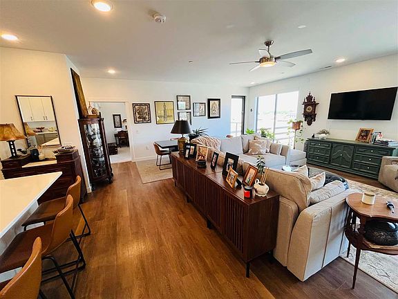 4th image of 300 S Clinton St #604