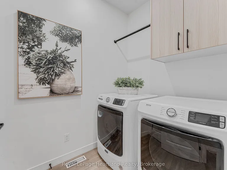 16 Silver Creek Cres — Photo 23