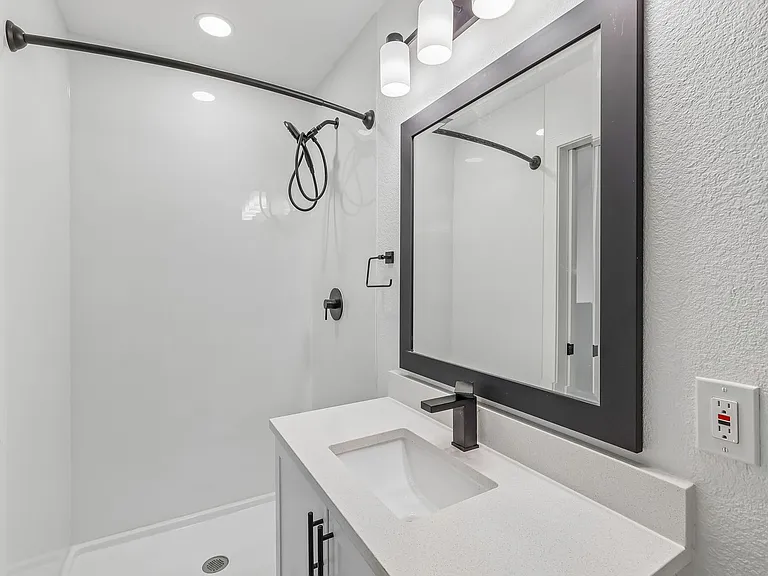 The Crest |NEWLY Renovated Studios, Lofts, 1, 2 & 3 Bedroom Homes Near the Beach — Photo 22