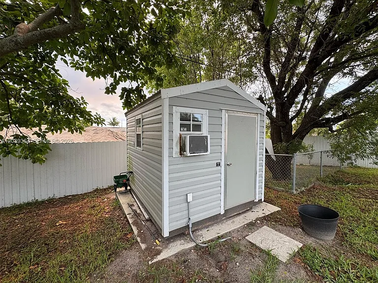 2181 SW 50th Ave — Photo 21