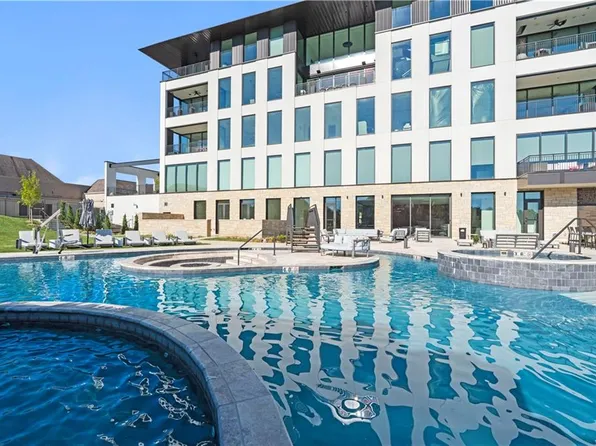 4951 W 134th St #201, Leawood, KS 66209