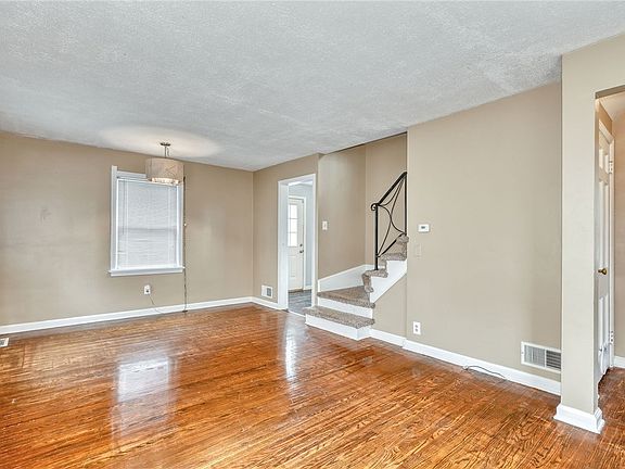 5th image of 30 Parkwood Rd