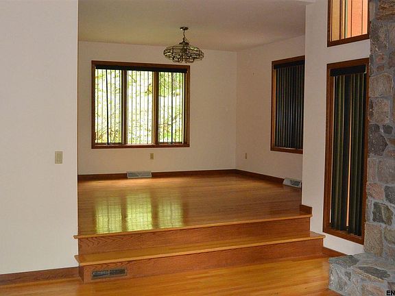 5th image of 5 Wintergreen Ct