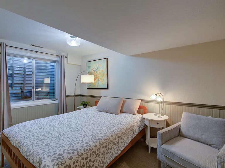 BEDROOM WITH GOOD LIGHT