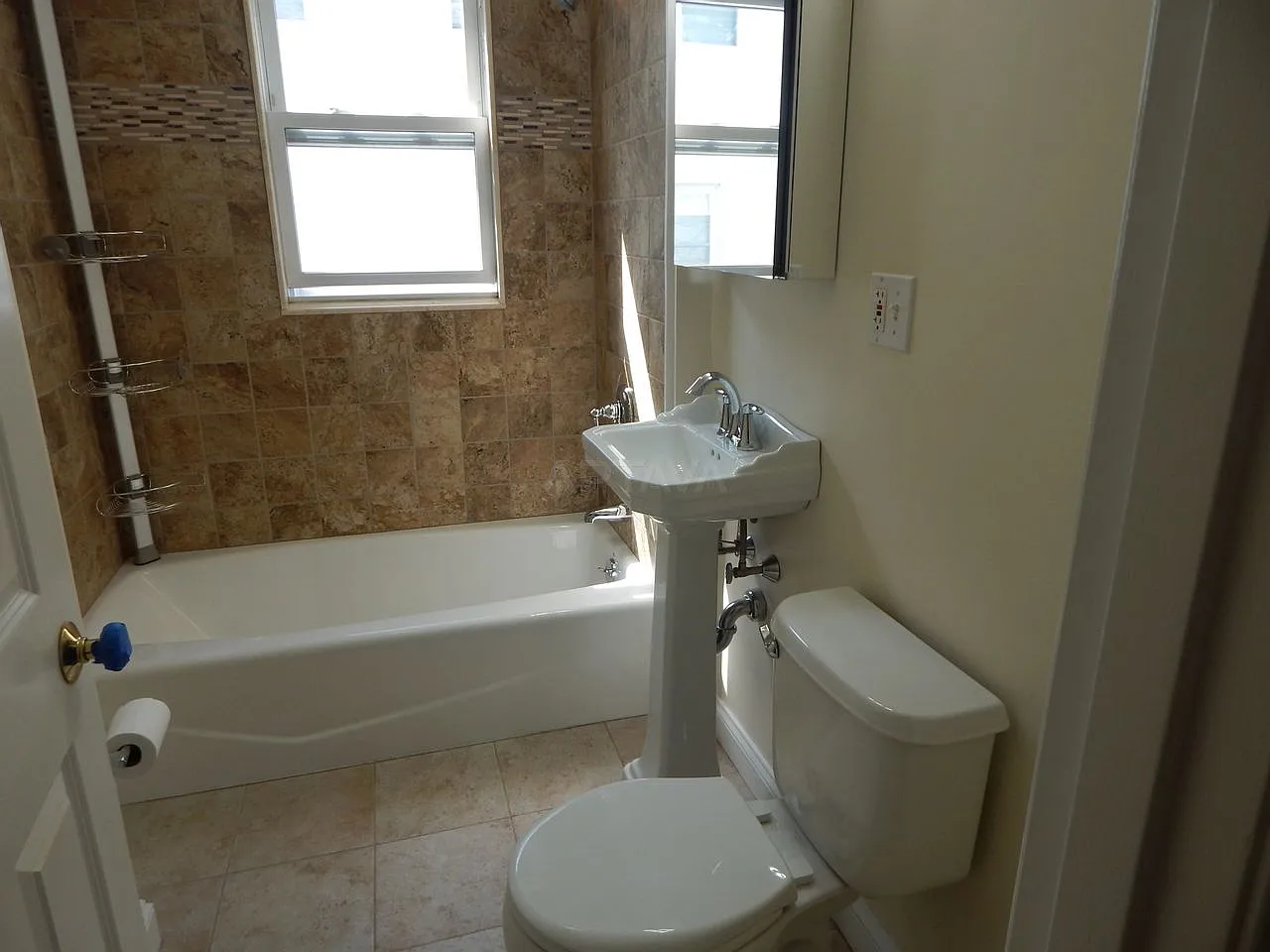 Tufts University / West Somerville area, 2 bedroom, 1 bathroom apartment — Photo 2