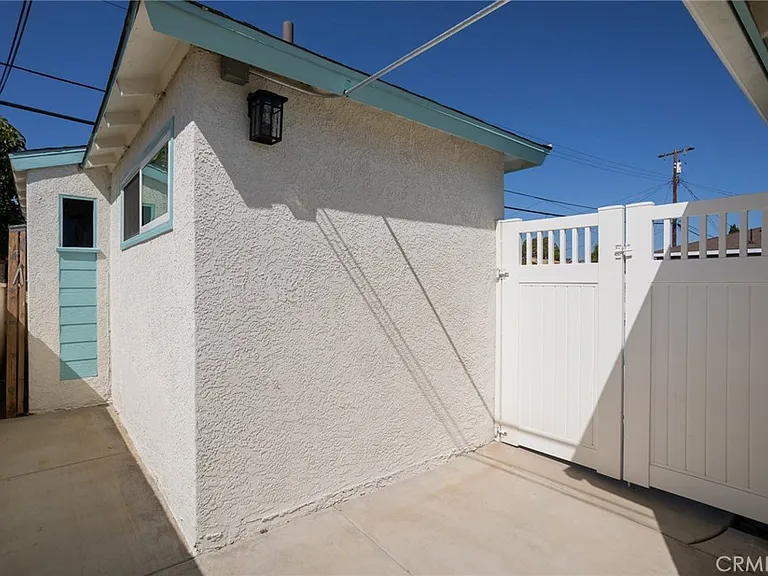 11801 Rexford Rd — Photo 24