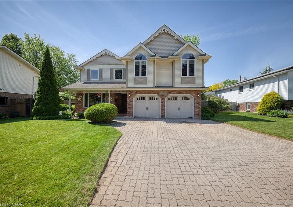 1st image of 8 Cheval Dr