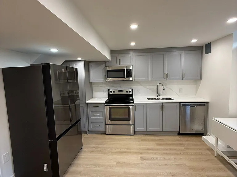 73 Thornlodge Dr W — Photo 1
