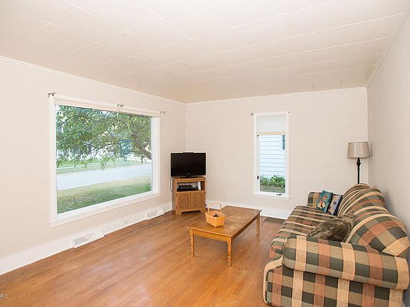 2nd image of 164 Park Ave