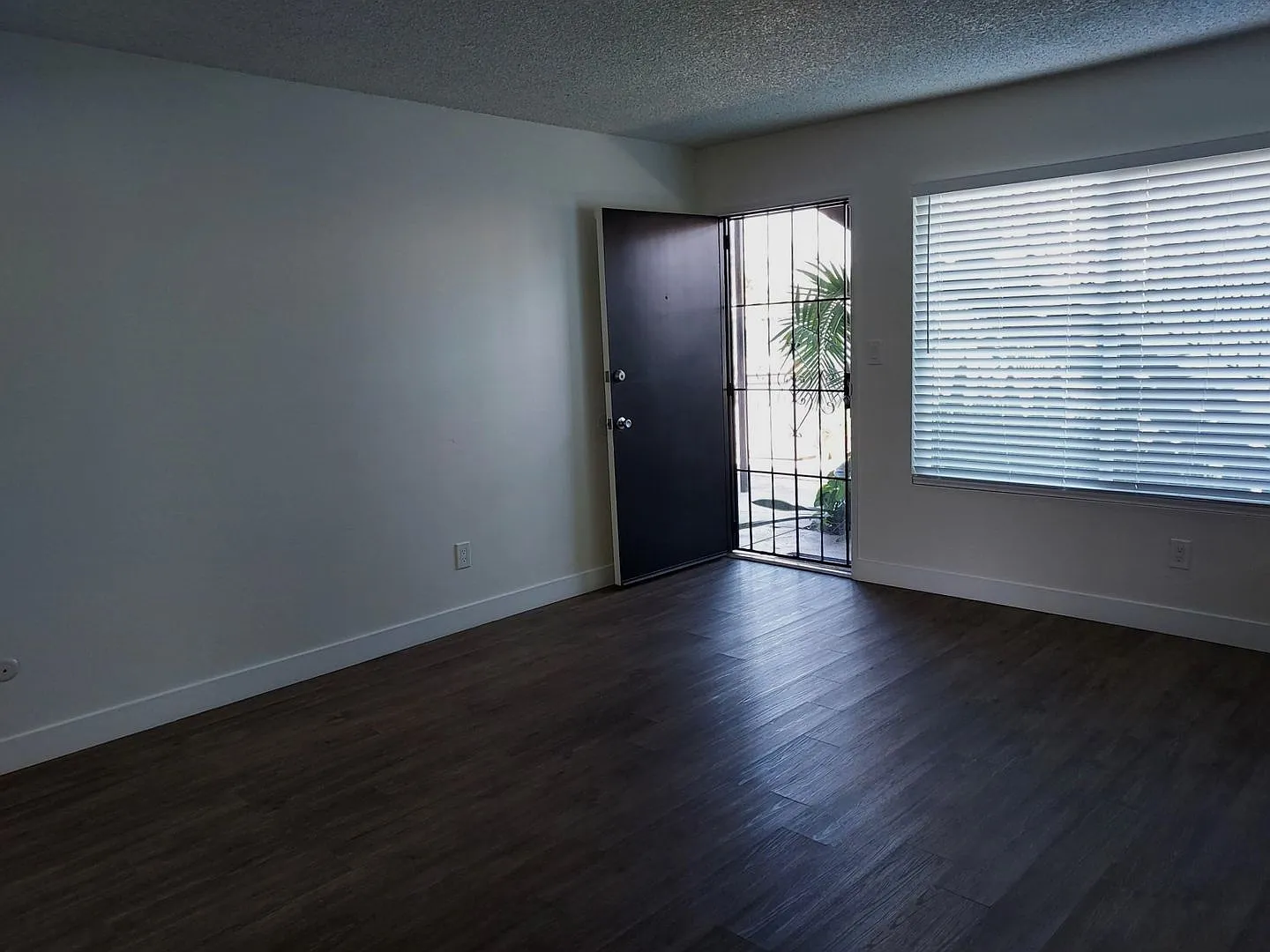 4052 Oregon — Photo 2