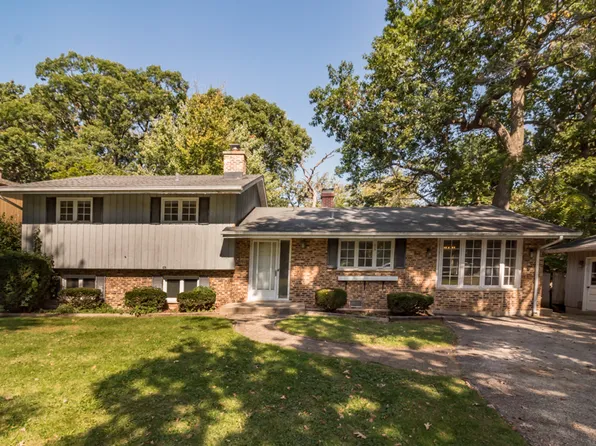 8608 Oakwood Dr, Crystal Lake, IL 60014