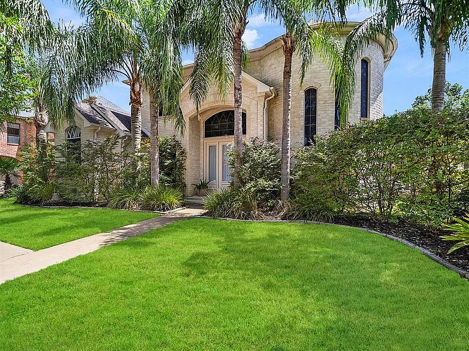 Welcome home to 816 Davis Road!