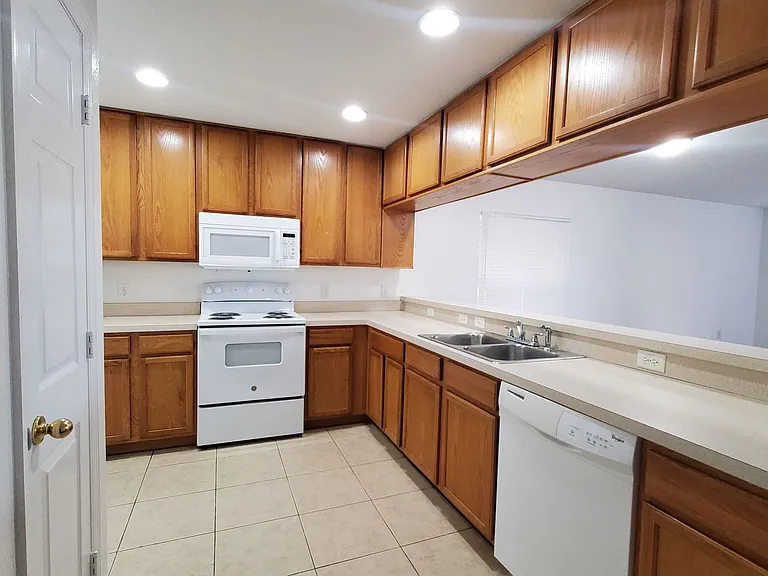 702 E Madison St — Photo 7