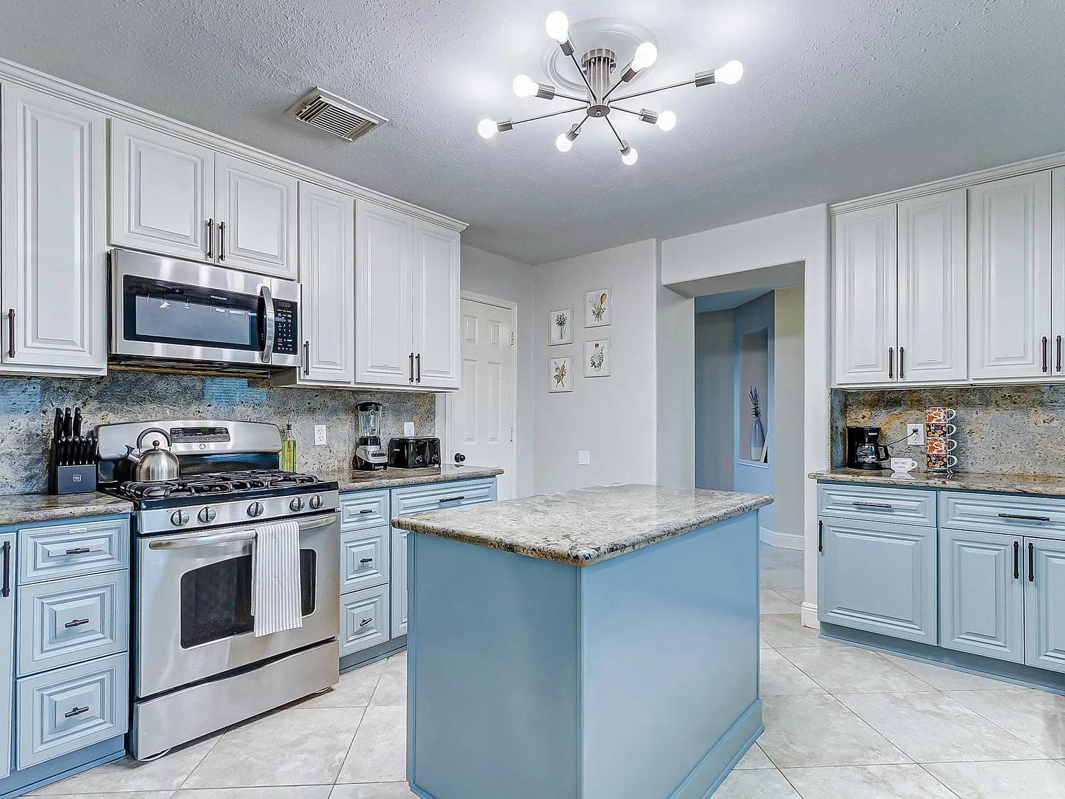 5 bed, 2.5 bath, 2935 sqft, $5,500 — Photo 4