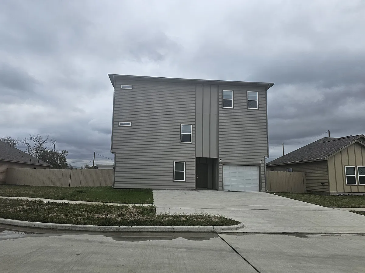 Building Photo - 206 Memon Ln