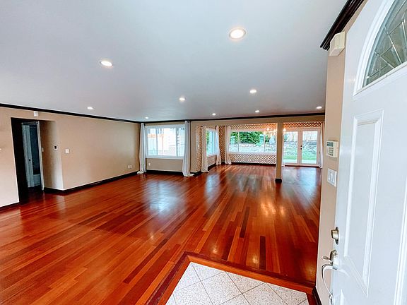 5th image of 414 165th Ave SE