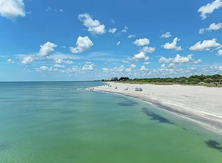 Conveniently located close to shopping, dinning, healthcare, beaches and Venice downtown.