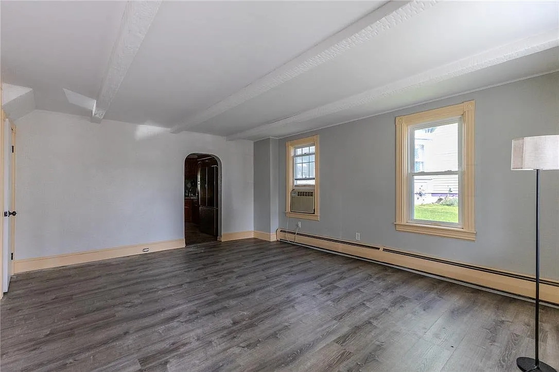 3 bed, 1.5 bath, 1494 sqft, $1,900 — Photo 2
