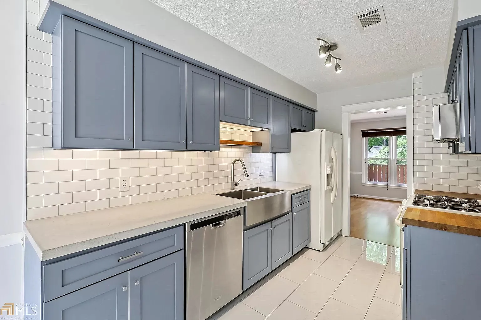 2 bed, 2.5 bath, 1320 sqft, $2,100 — Photo 2