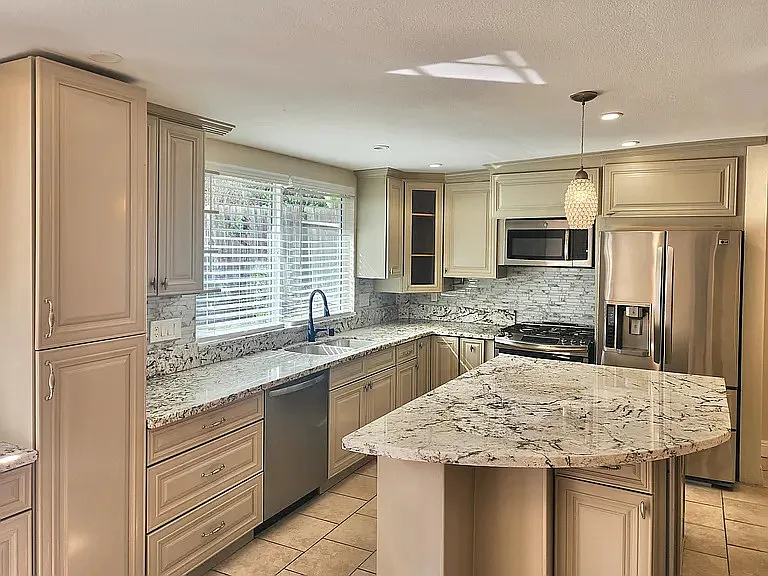 4 bed, 2609 sqft, $5,700 — Photo 3