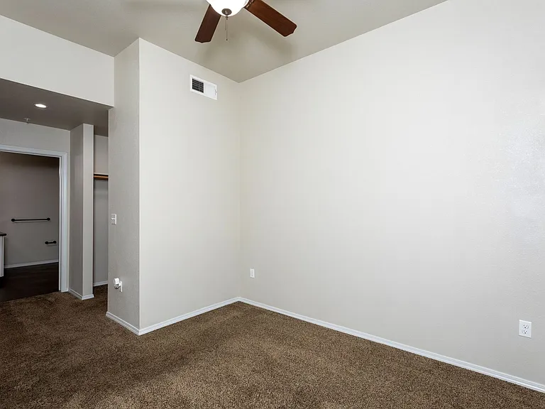 Harbor Pointe Apartments — Photo 9