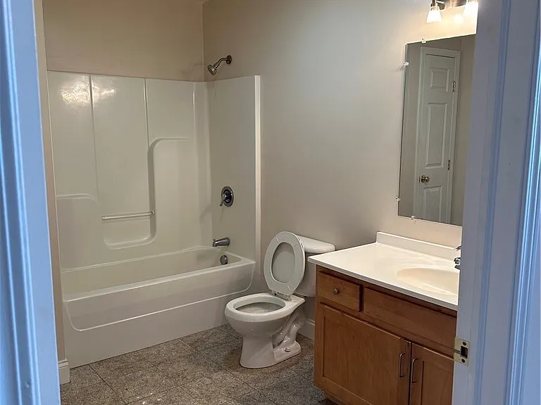 466 N Salina St #8 — Photo 6