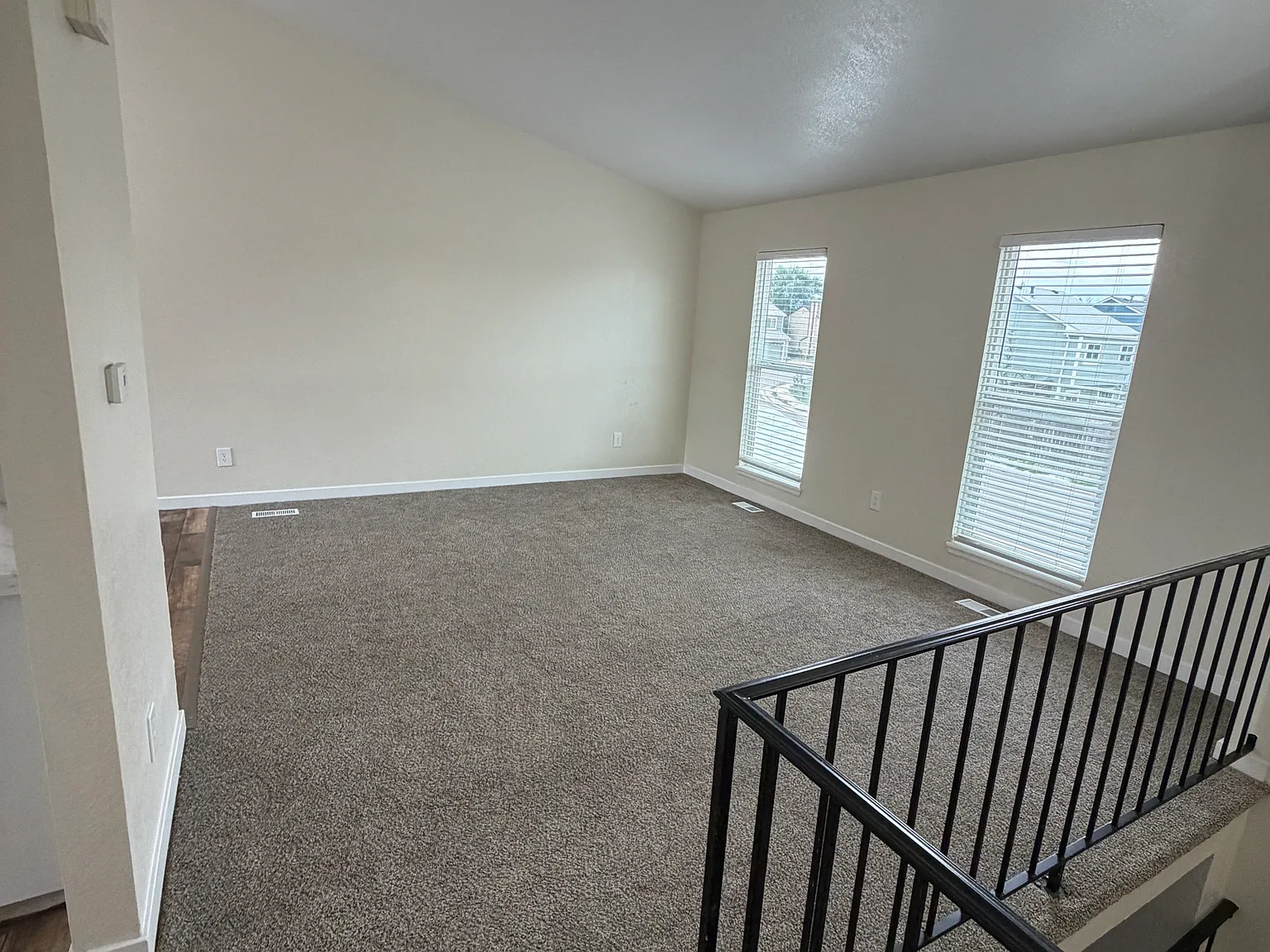 2410 Clarendon Dr — Photo 3