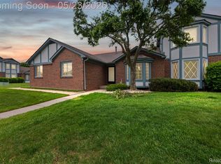 45511 Dover Dr, Macomb, MI 48044