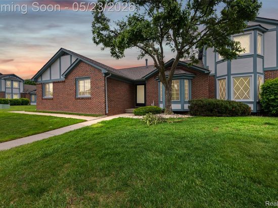 45511 Dover Dr, Macomb, MI 48044
