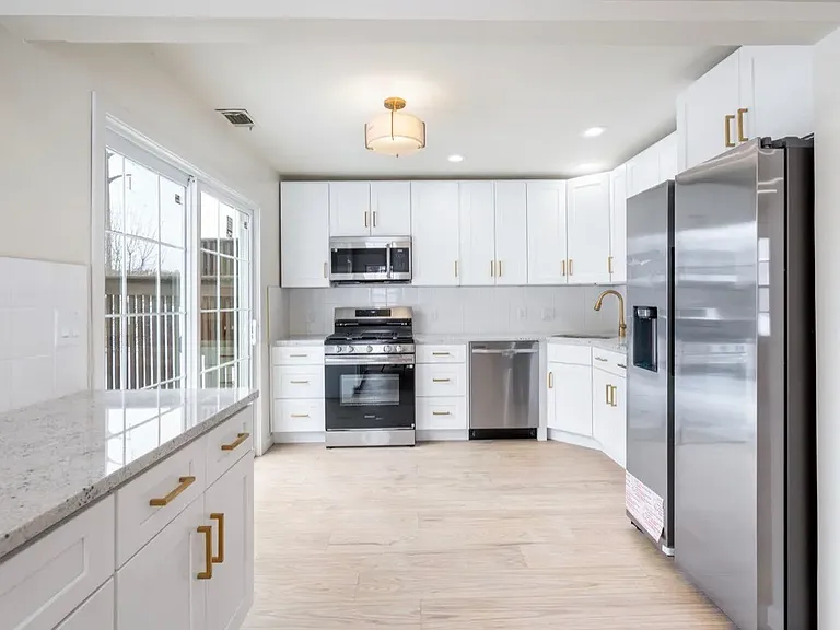 1221 Whispering Hills Dr — Photo 1