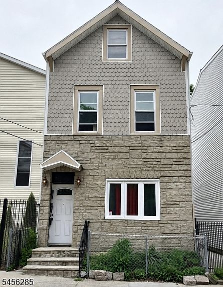 1st image of 284 Hunterdon St Floor 3