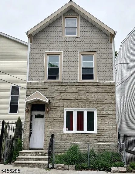 284 Hunterdon St #3