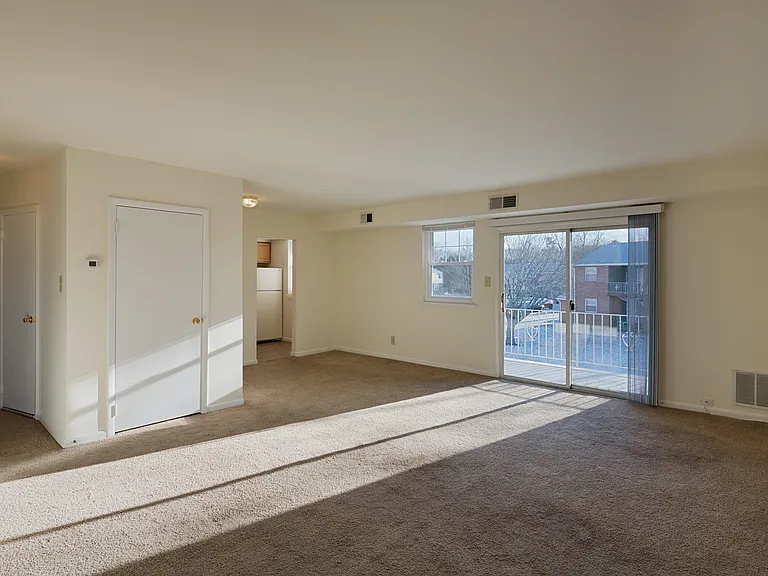 Pickwick Apartments — Photo 23
