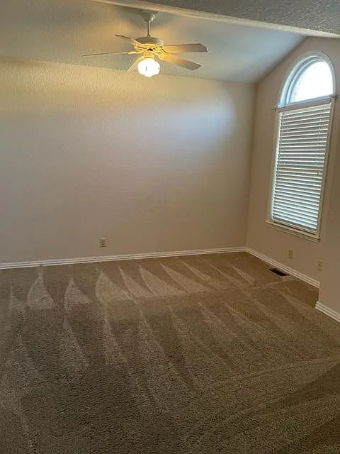 3 bed, 1955 sqft, $1,900 — Photo 2