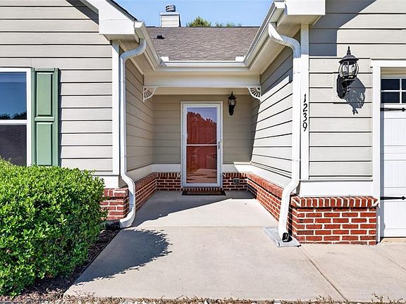 5th image of 1239 Oak Springs Way