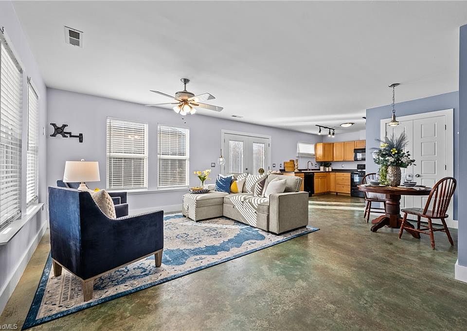 1st image of 1513 Village Crest Dr