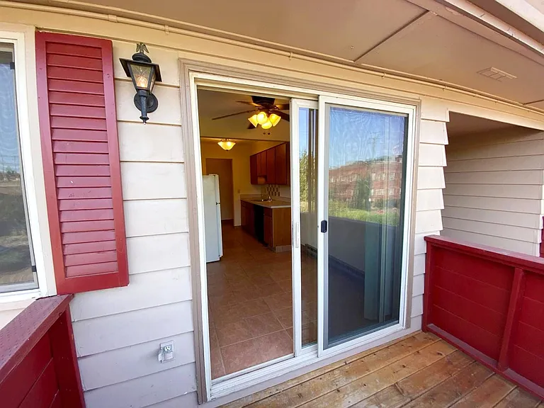 Vintage Upstairs 2 Bedroom With Patio In Hollywood District ~ Near It All! Off Street Parking~ Pe... — Photo 15