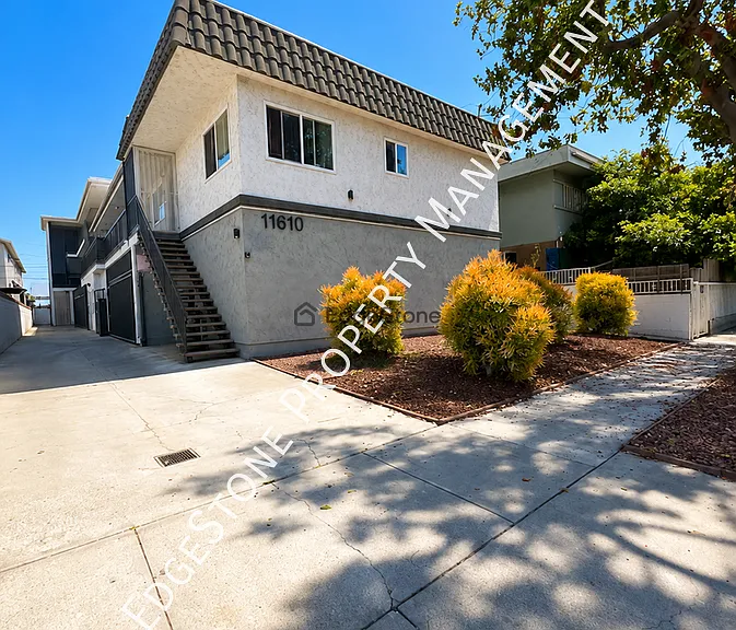 11610 Oxford Ave #7 — Photo 15