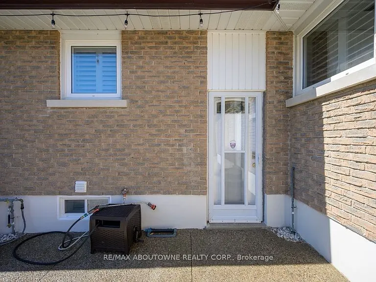 2444 Woburn Cres — Photo 2