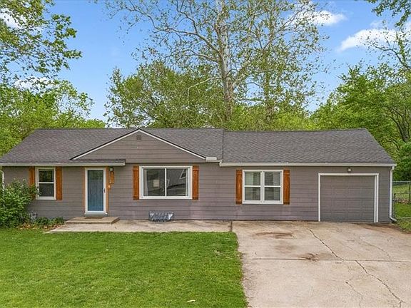 2nd image of 3232 Townsend Ct